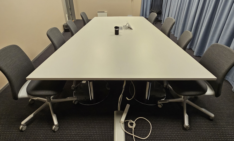 Møtebord i trapesform for