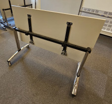 Konferansebord / klappbord med hjul i lys grå / krom fra Miljöexpo, 140x70cm, pent brukt