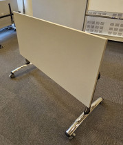 Konferansebord / klappbord med hjul i lys grå / krom fra Miljöexpo, 140x70cm, pent brukt