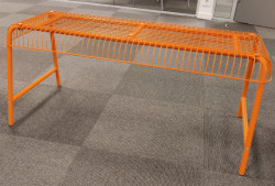 Sittebenk / loungemøbel i orange metall fra IKEA, Västerön, pent brukt