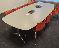 Møtebord i lys grå / polert alu fra EFG, 320x140cm, 10-12 personer, pent brukt