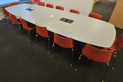 Møtebord i lys grå / polert alu fra EFG, 420x160cm, 14-16 personer, pent brukt