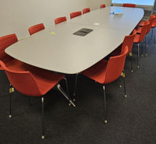 Møtebord i lys grå / polert alu fra EFG, 420x160cm, 14-16 personer, pent brukt