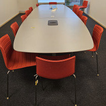Møtebord i lys grå / polert alu fra EFG, 420x160cm, 14-16 personer, pent brukt