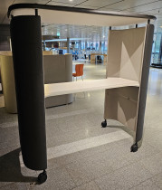 Barbord / ståbord med akustikk dempende vegger / tak i sort / hvit fra FourDesign, 200x100cm, pent brukt