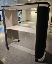 Barbord / ståbord med akustikk dempende vegger / tak i sort / hvit fra FourDesign, 200x100cm, pent brukt