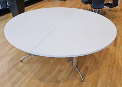 Rundt møtebord i hvit med understell i krom fra EFG, Ø=200cm, pent brukt