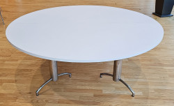 Rundt møtebord i hvit med understell i krom fra EFG, Ø=200cm, pent brukt