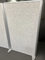 Skillevegg i aluminium / grå ullfilt, 158cm høyde, 285cm bredde, består av 3 moduler, pent brukt