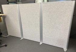 Skillevegg i aluminium / grå ullfilt, 158cm høyde, 285cm bredde, består av 3 moduler, pent brukt