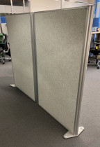 Skillevegg i aluminium / grå ullfilt, 158cm høyde, 190cm bredde, består av 2 moduler, pent brukt