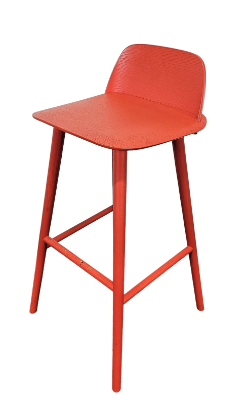 Muuto Nerd Counter barstol i rød /