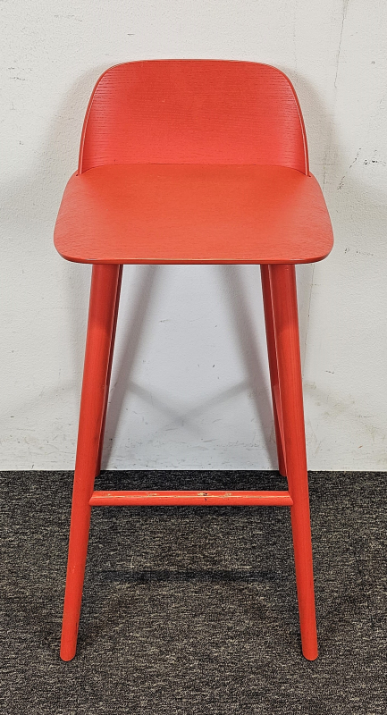 Muuto Nerd Counter barstol i rød /