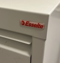 Arkivskap for hengemapper fra Esselte Pendaflex i hvitt, 4 skuffers, 41,5cm bredde, pent brukt
