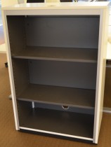 IKEA Galant sjalusiskap i hvitt med alufarget sjalusi, 3 høyder, bredde 80cm, dybde 45cm, høyde 120cm, pent brukt