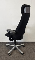 Kontorstol: Kinnarps Synchrone 8000, høy rygg med Y-søm, armlener, nakkepute i stoff, NYTRUKKET i sort