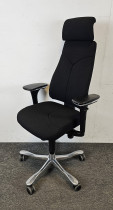 Kontorstol: Kinnarps Synchrone 8000, høy rygg med Y-søm, armlener, nakkepute i stoff, NYTRUKKET i sort