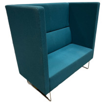 2-seter alkovesofa i petrolblått stoff fra VAD, modell Pivot Cave, bredde 127cm, pent brukt