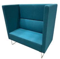2-seter alkovesofa i petrolblått stoff fra VAD, modell Pivot Cave, bredde 127cm, pent brukt