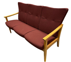 VAD Salina 3-seter sofa for institusjon i eik / burgunder, bredde 163cm, pent brukt