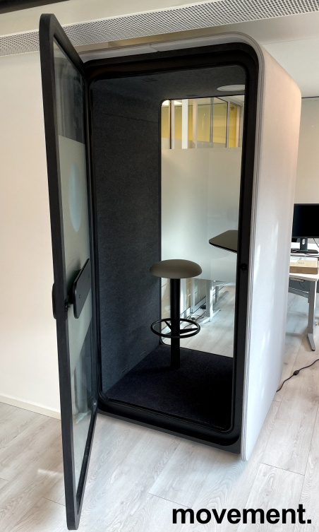 Solgt!Lydisolert telefonkiosk i glass /