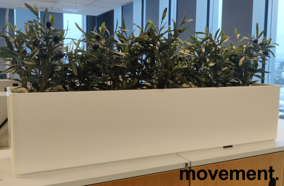 Solgt!Hvit plantekasse med kunstige - 1 / 2