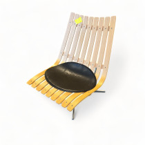 Scandia Nett Swivel loungestol / lenestol i eik fra Fjordfiesta med skinnpute, design Hans Bratterud, pent brukt