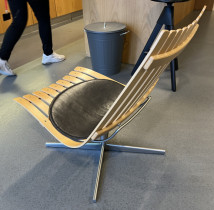 Scandia Nett Swivel loungestol / lenestol i eik fra Fjordfiesta med skinnpute, design Hans Bratterud, pent brukt