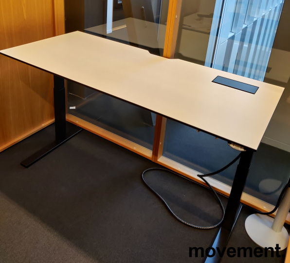 Solgt!Skrivebord med elektrisk hevsenk i - 1 / 3