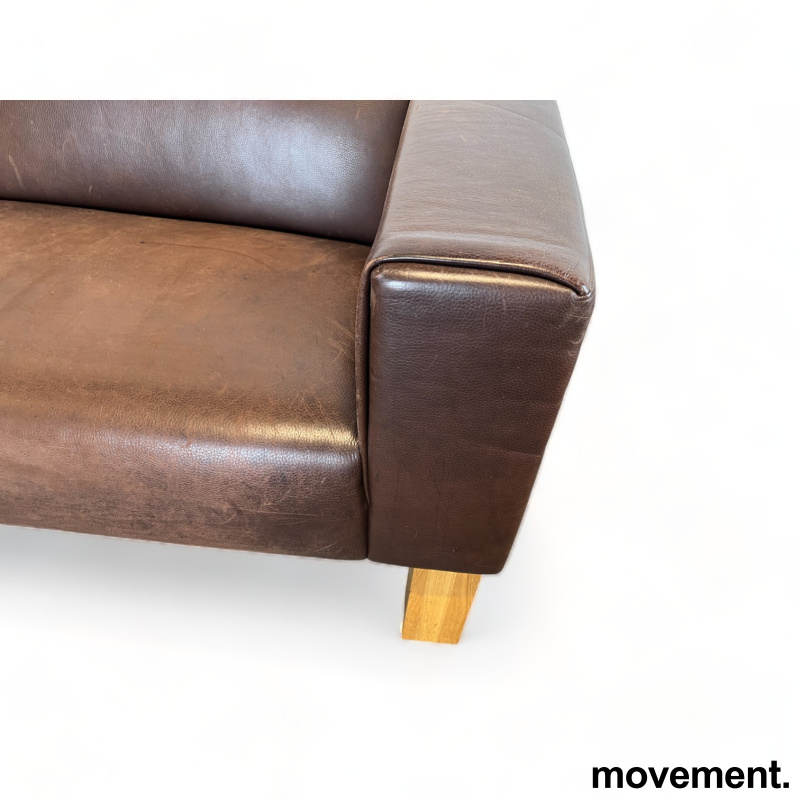 Solgt!3-seter sofa i brunt skinn / eik, - 2 / 2