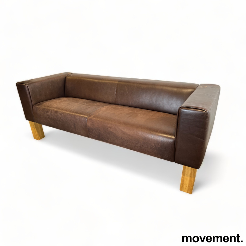 Solgt!3-seter sofa i brunt skinn / eik, - 1 / 2