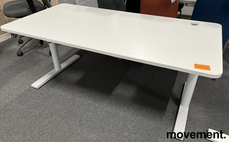 Solgt!Hevsenk skrivebord i hvit laminat /