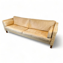 3-seter sofa i skinn natur / valnøtt ben fra Vatne Møbler, modell Manhattan, bredde 230cm, pent patinert