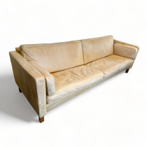 3-seter sofa i skinn natur / valnøtt ben fra Vatne Møbler, modell Manhattan, bredde 230cm, pent patinert
