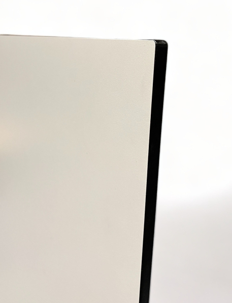 Bordplate i hvit laminat / sort