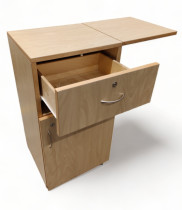 Nattbord på hjul/ helsemøbler fra VAD i bjerk laminat, pent brukt
