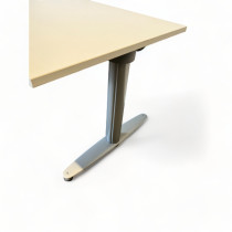 Kinnarps T-serie elektrisk hevsenk skrivebord 180x80cm i hvitt, pent brukt