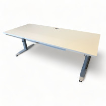 Kinnarps T-serie elektrisk hevsenk skrivebord 180x80cm i hvitt, pent brukt