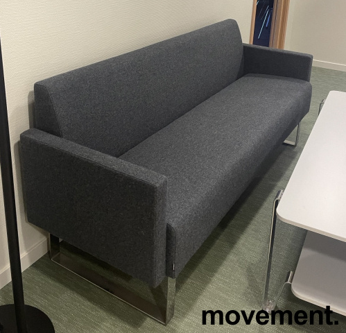 Solgt!3-seter sofa i mørkt grått stoff
