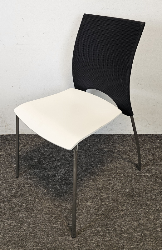 Kantinestol / stablestol i hvit /