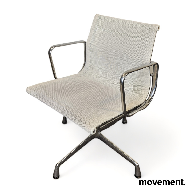 Lekker stol fra Vitra: Eames EA104 - 1 / 4