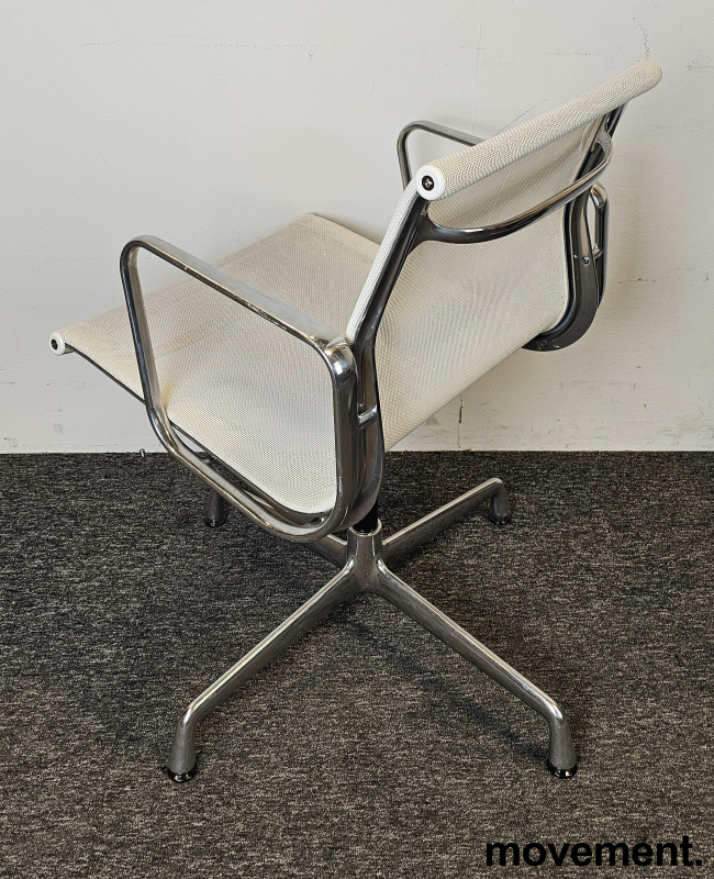 Lekker stol fra Vitra: Eames EA104 - 3 / 4