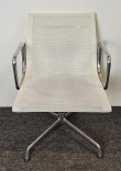 Lekker stol fra Vitra: Eames EA104 - 4 / 4