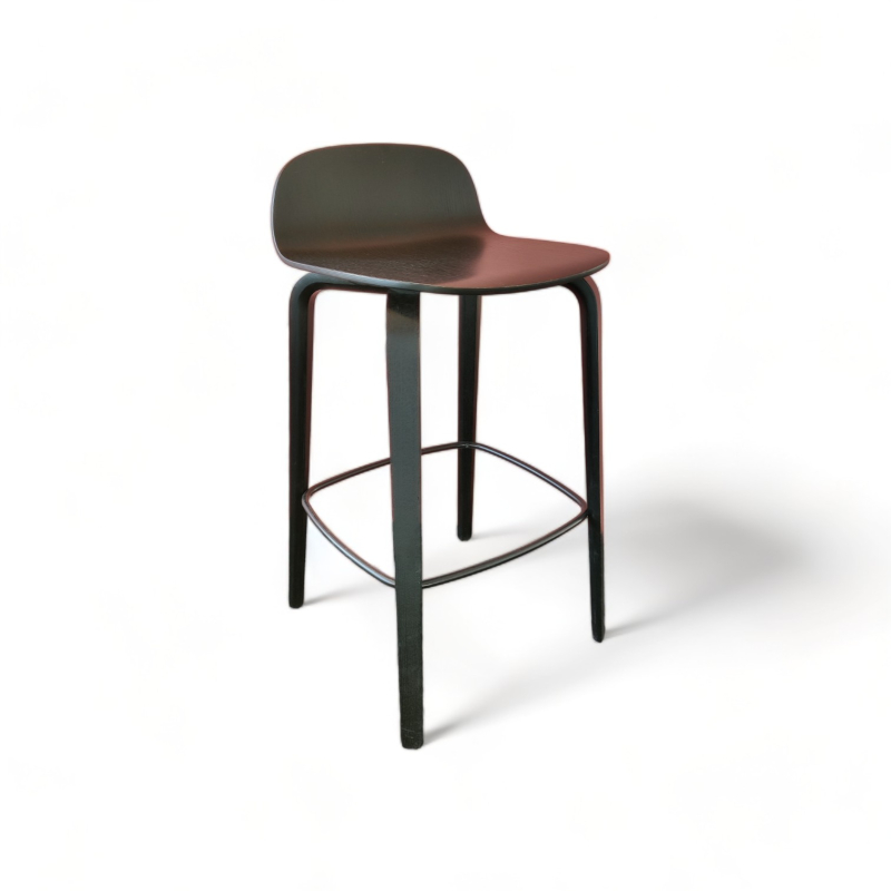 Muuto Visu barstol i  sortlakkert