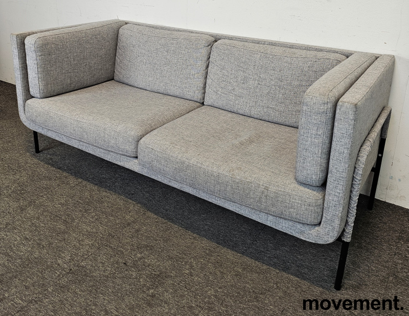 Solgt!2-seter sofa i lys grått stoff, - 3 / 3