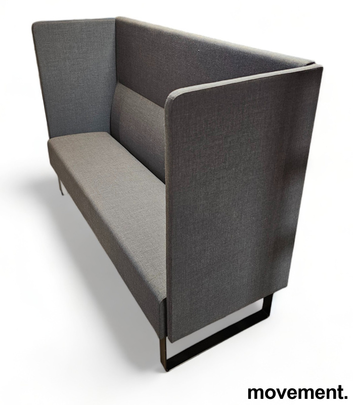 Solgt!3-seter sofa i grått stoff fra - 1 / 2