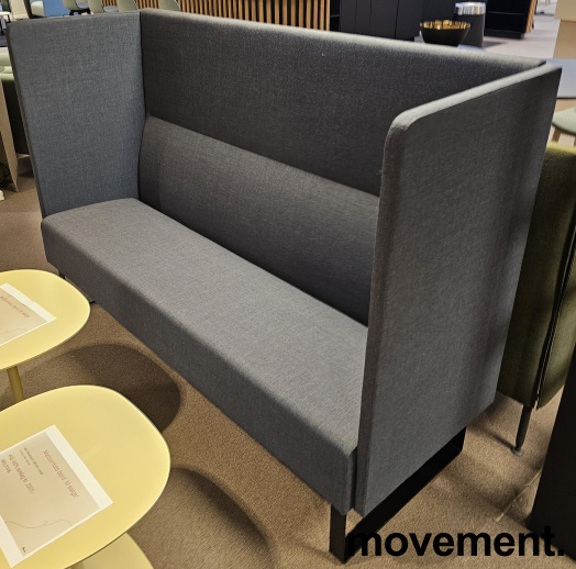 Solgt!3-seter sofa i grått stoff fra - 2 / 2