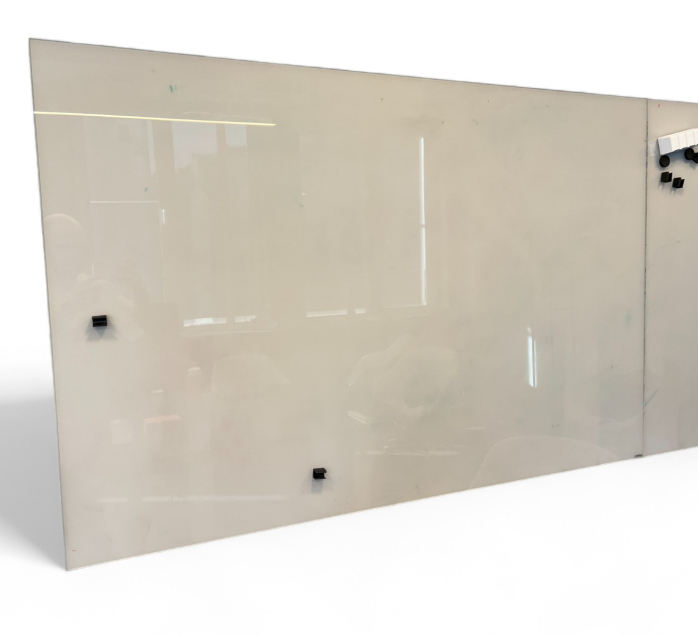 Whiteboard i off-white glass fra