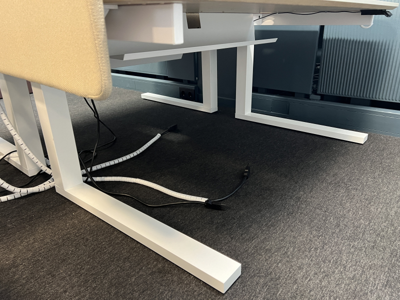 Skrivebord med elektrisk hevsenk og