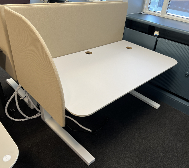 Skrivebord med elektrisk hevsenk og